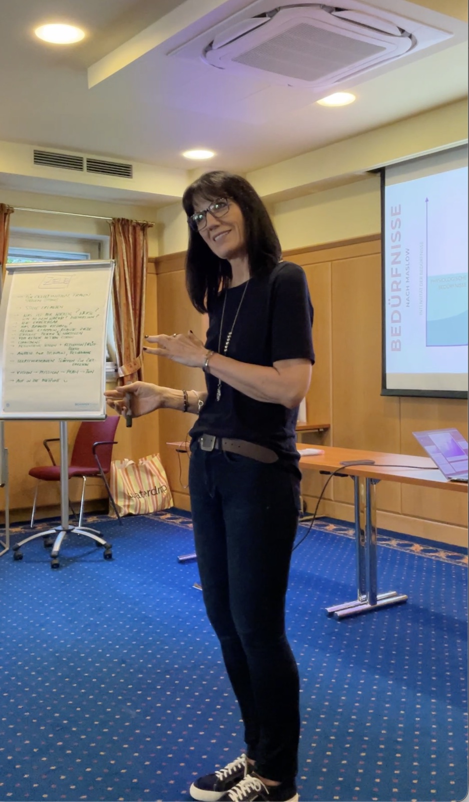 Mag. Dr. Evelyn Popp-Hadalin erklärt im Lehrgang am Flipchart
