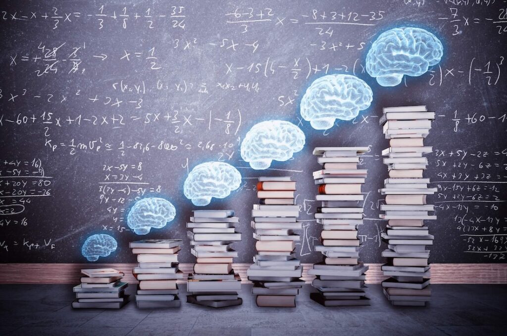 Kognitives Wachstum durch die Neuromentaltraining Practitioner Ausbildung: Wissen (Bücherstapel) führt zur Entwicklung des Gehirns (leuchtende Gehirne).