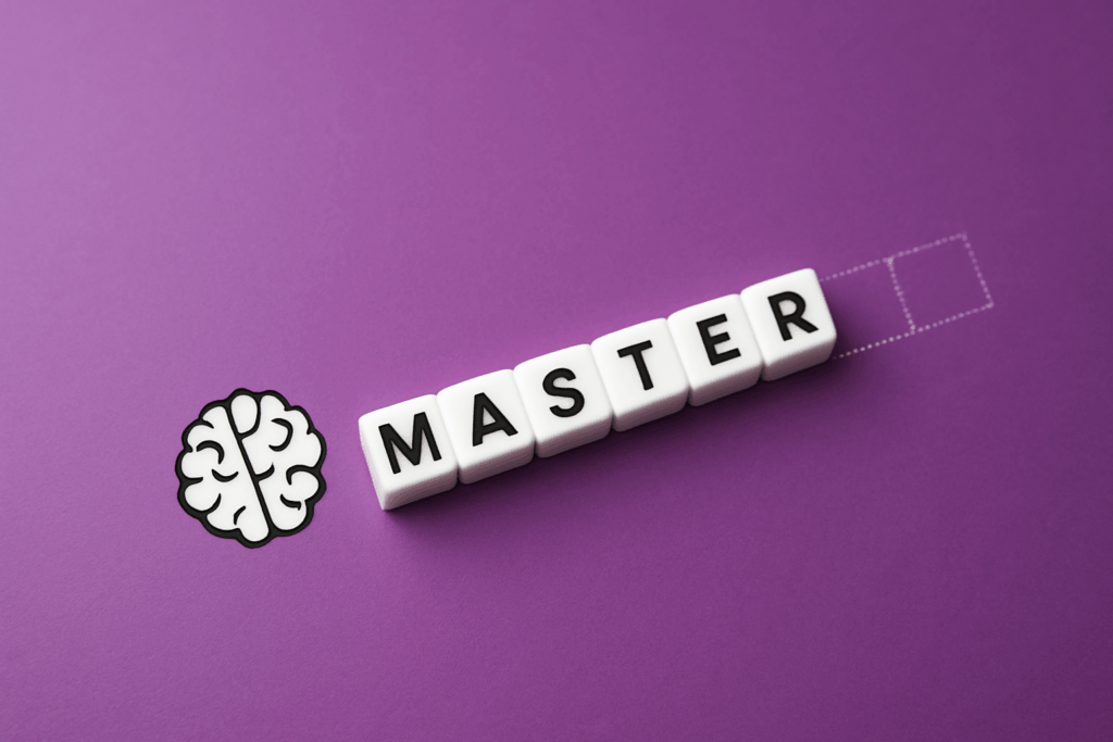 Mentale Meisterschaft als Ziel der Master Neuromentaltrainer Ausbildung: Ein Gehirn-Symbol neben dem Wort 'MASTER' auf Spielsteinen.