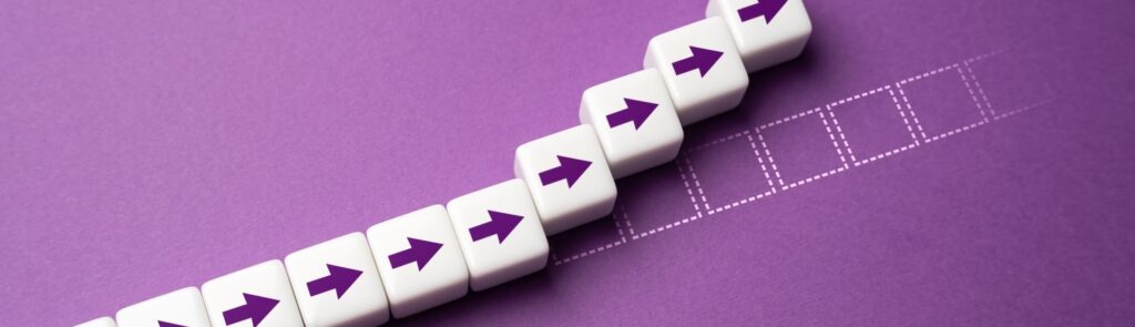 Der strukturierte Ausbildungsweg im Neuromentaltraining: Würfel mit Pfeilen zeigen den schrittweisen Weg zum Erfolg.