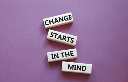 Grundprinzip des Neuromentaltraining Practitioner auf Holzblöcken: Der Schriftzug 'Change starts in the mind'