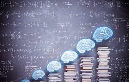 Kognitives Wachstum durch die Neuromentaltraining Practitioner Ausbildung: Wissen (Bücherstapel) führt zur Entwicklung des Gehirns (leuchtende Gehirne).